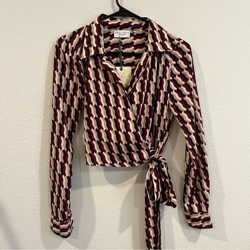 Dress Forum size small maroon and tan geometric wrap long sleeve top vneck - Picture 3 of 9